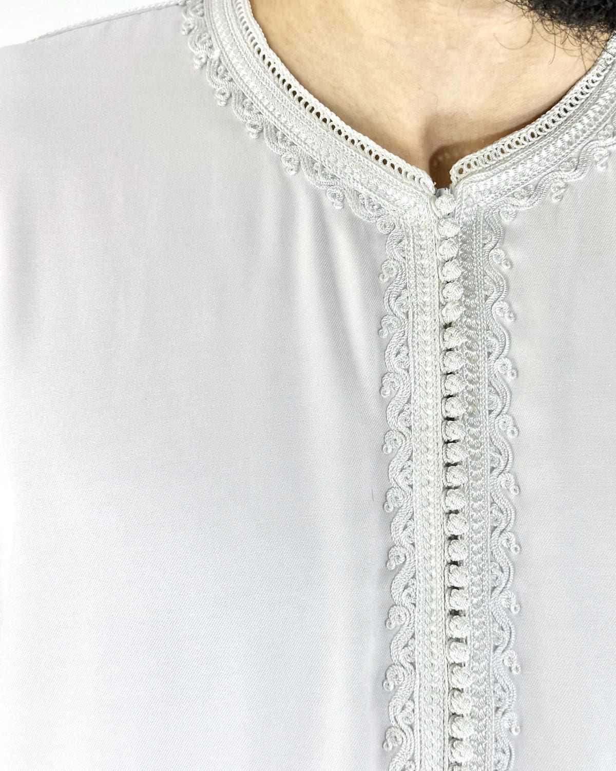 mannequin portant caftan homme matiere gabardine de couleur blanc-pur avec un travail finition faite main vue motifs