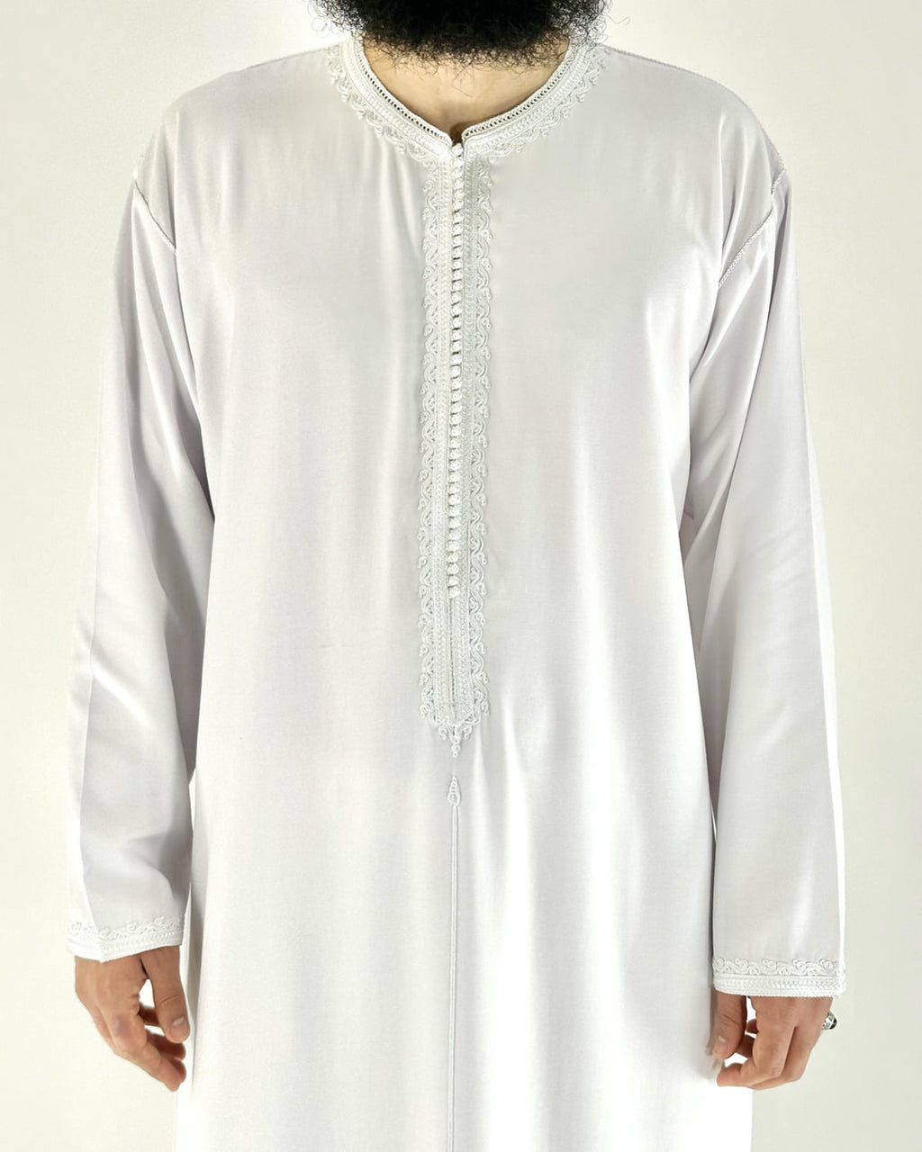 mannequin portant caftan homme matiere gabardine de couleur blanc-pur avec un travail finition faite main vue face-rapprochee