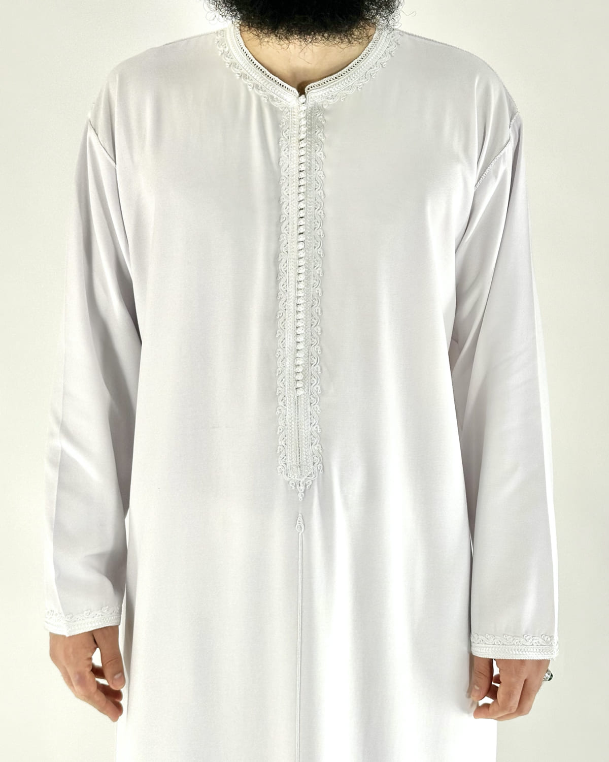 mannequin portant caftan homme matiere gabardine de couleur blanc-pur avec un travail finition faite main vue face-rapprochee