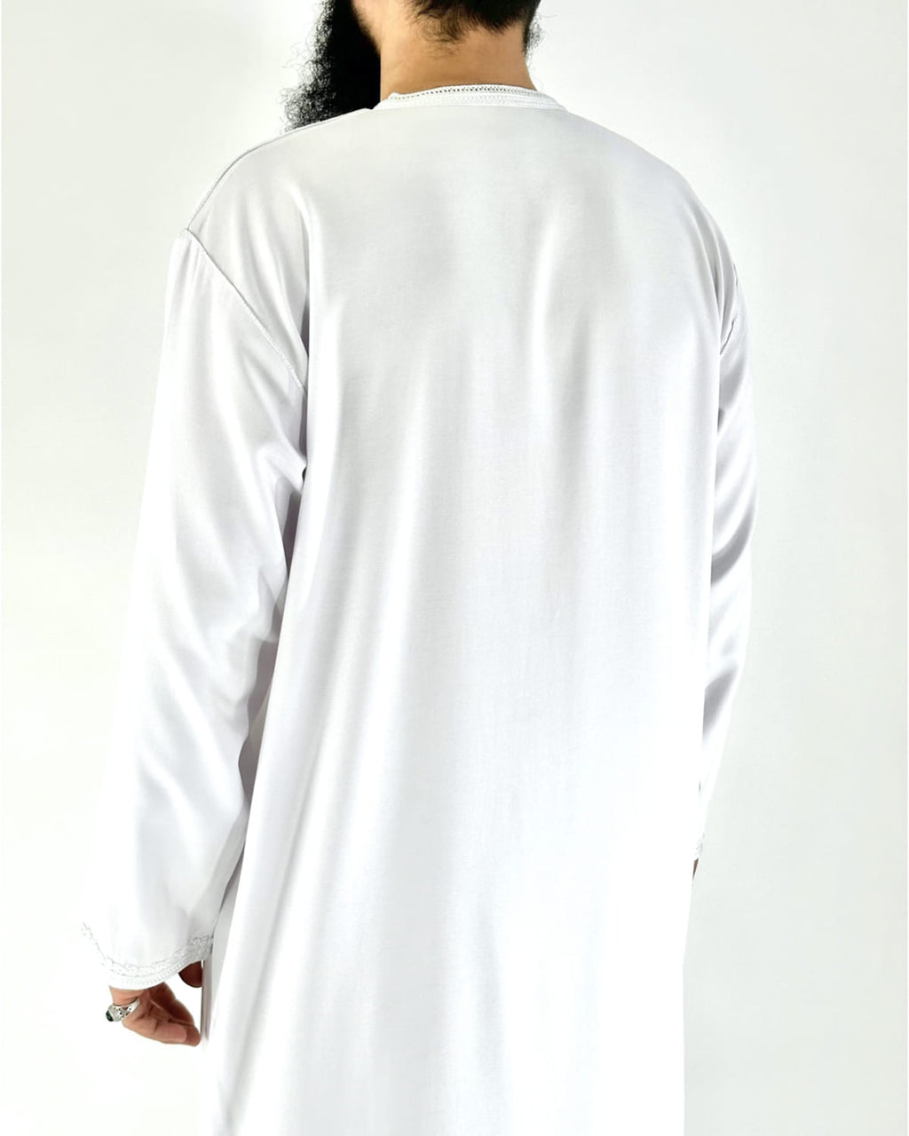 mannequin portant caftan homme matiere gabardine de couleur blanc-pur avec un travail finition faite main vue dos