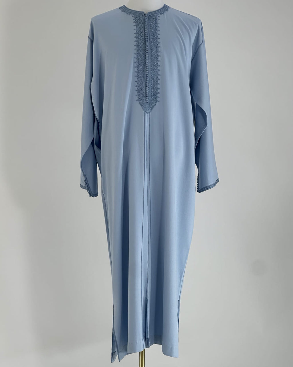 mannequin portant caftan homme matiere gabardine de couleur bleu-ciel avec un travail entierement fait main vue entiere