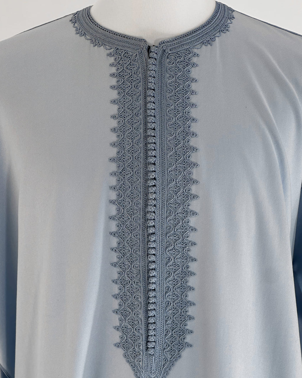 mannequin portant caftan homme matiere gabardine de couleur bleu-ciel avec un travail entierement fait main vue motifs