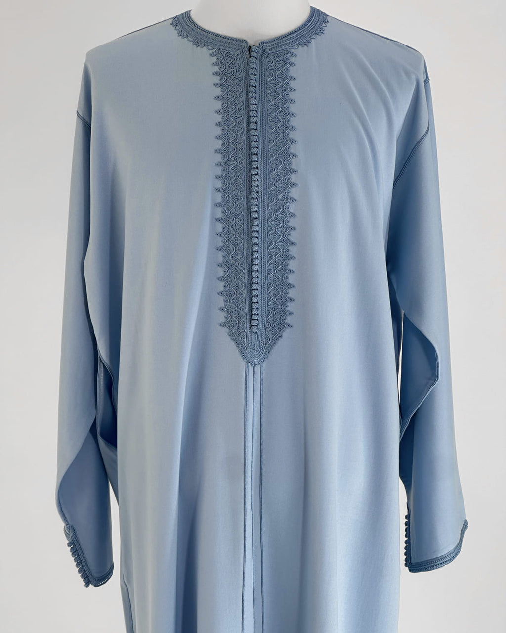 mannequin portant caftan homme matiere gabardine de couleur bleu-ciel avec un travail entierement fait main vue face-rapprochee