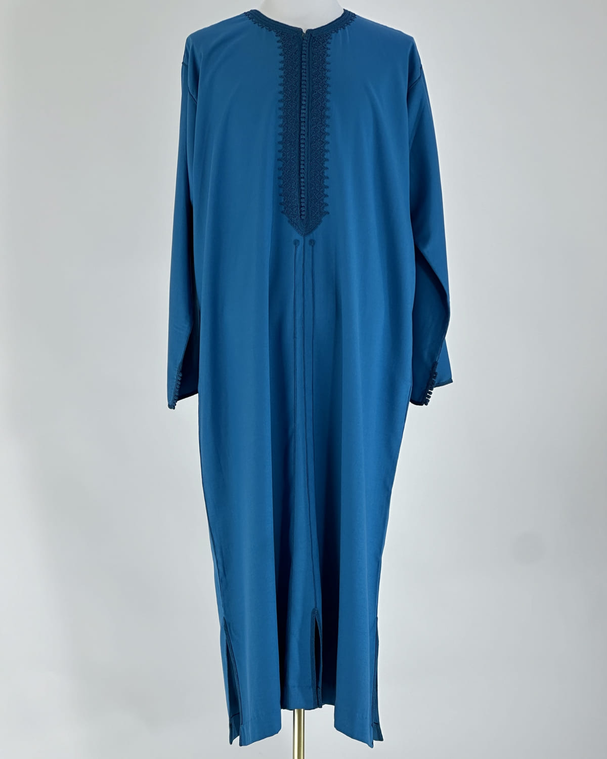 mannequin portant caftan homme matiere gabardine de couleur bleu avec un travail entierement fait main vue entiere