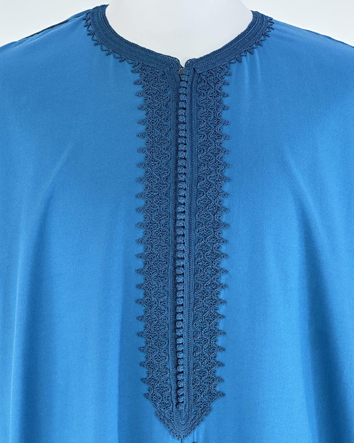 mannequin portant caftan homme matiere gabardine de couleur bleu avec un travail entierement fait main vue motifs