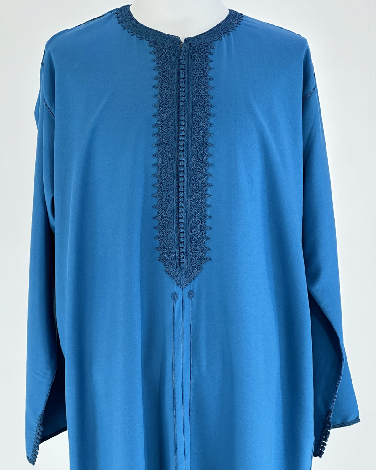 mannequin portant caftan homme matiere gabardine de couleur bleu avec un travail entierement fait main vue face-rapprochee