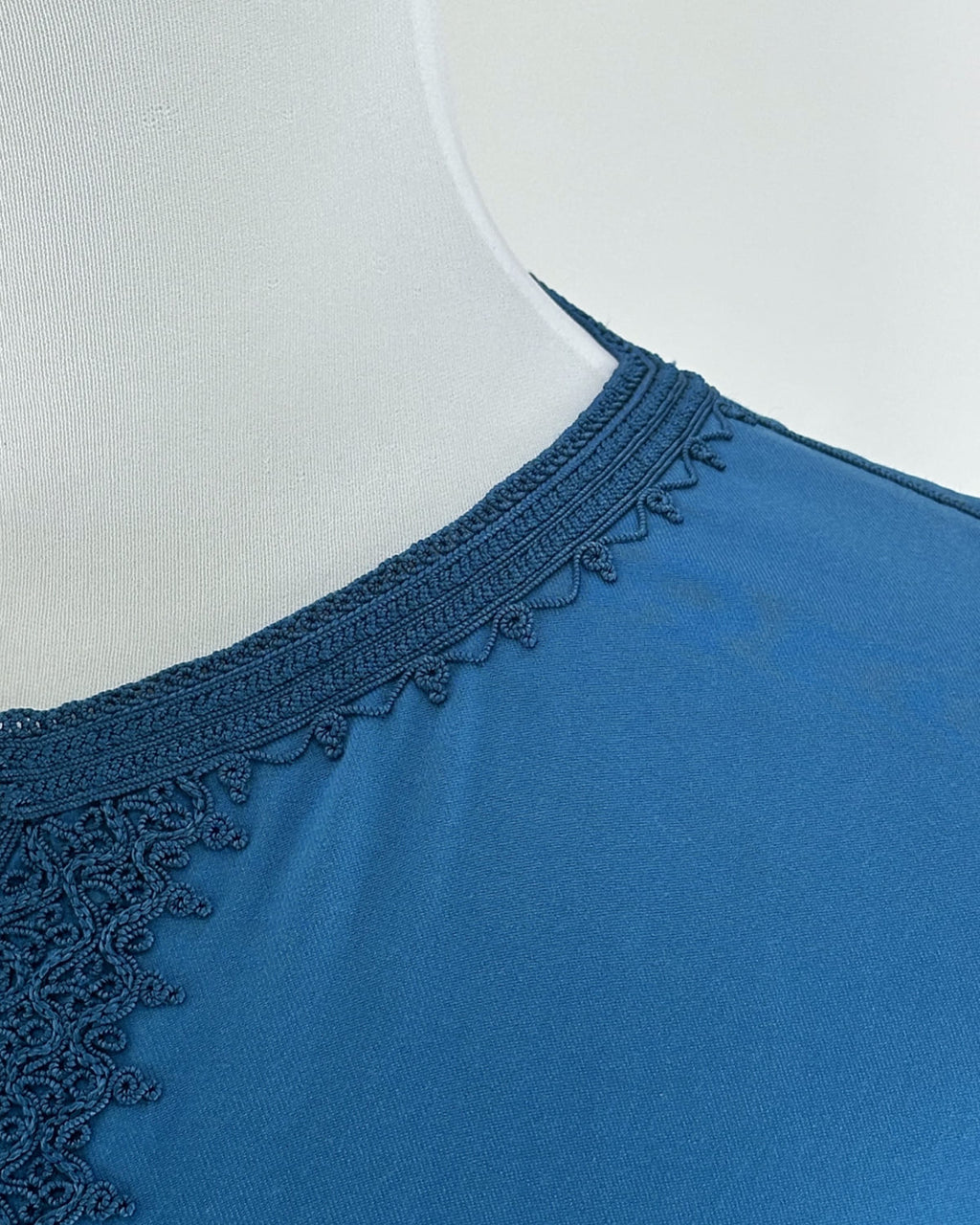 mannequin portant caftan homme matiere gabardine de couleur bleu avec un travail entierement fait main vue details-rapproches