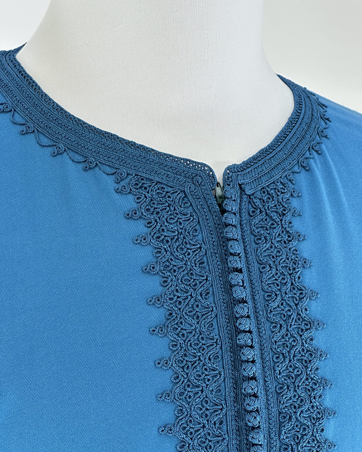 mannequin portant caftan homme matiere gabardine de couleur bleu avec un travail entierement fait main vue motifs