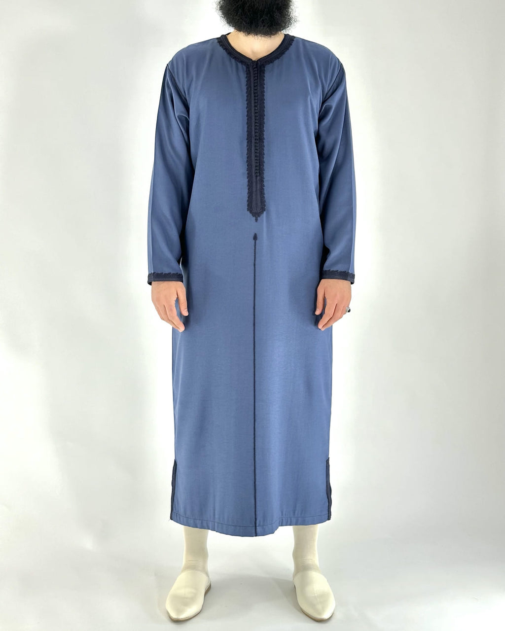 mannequin portant caftan homme matiere gabardine de couleur bleu avec un travail finition faite main vue dos