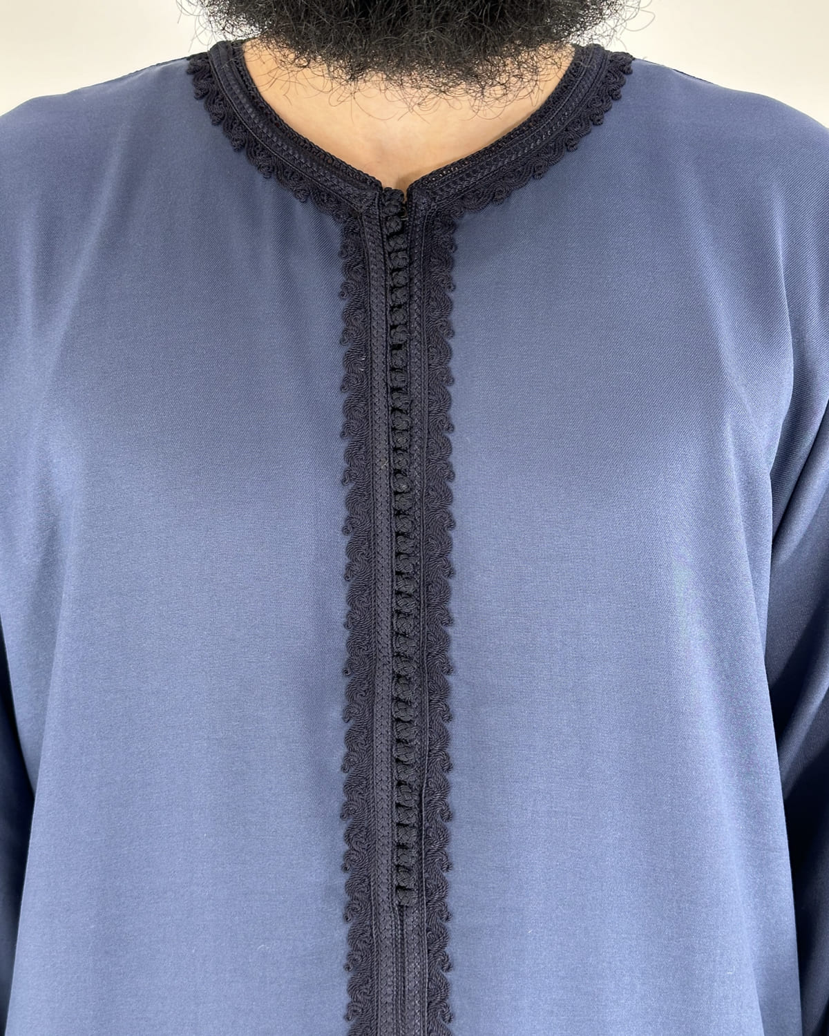 mannequin portant caftan homme matiere gabardine de couleur bleu avec un travail finition faite main vue face-rapprochee