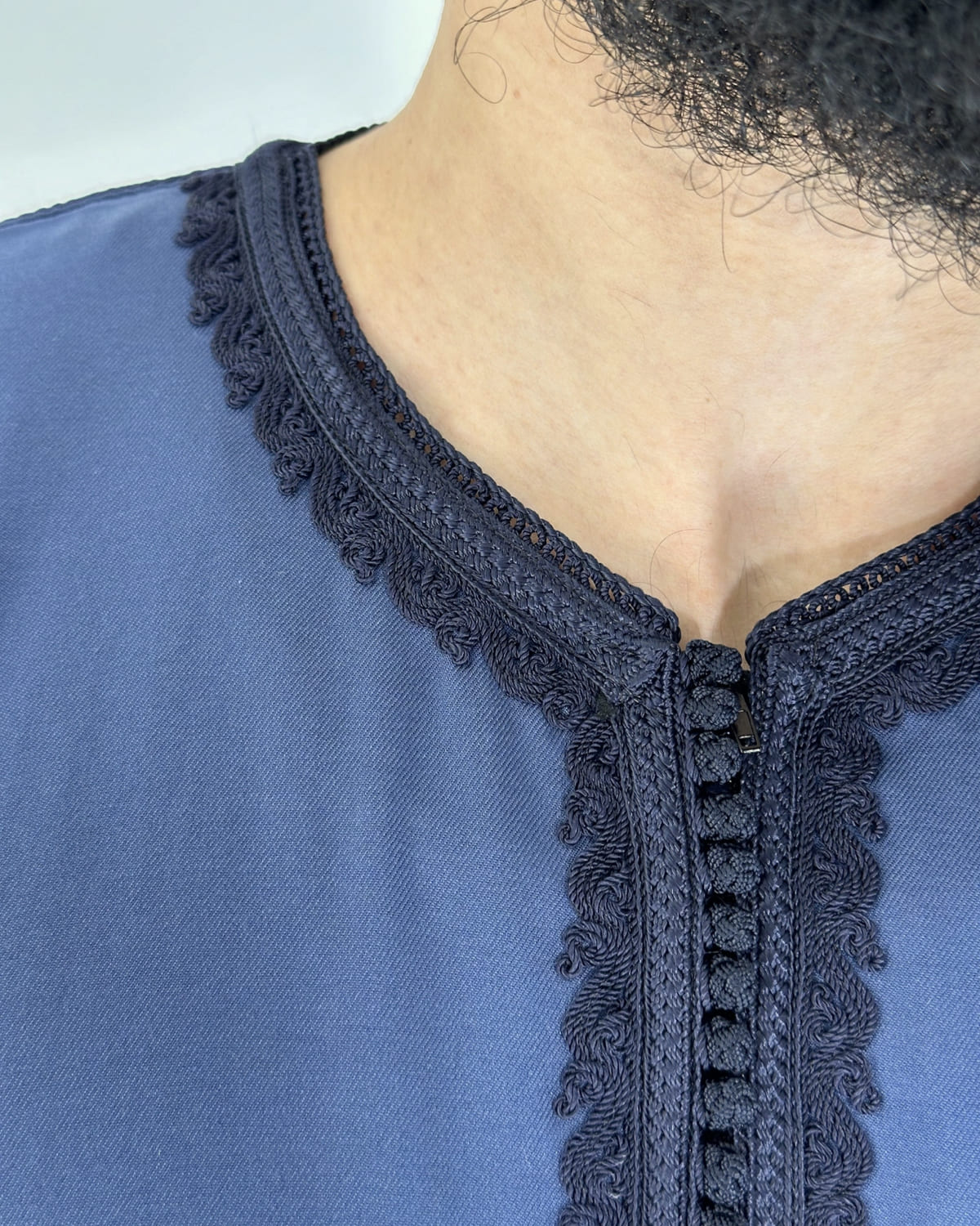 mannequin portant caftan homme matiere gabardine de couleur bleu avec un travail finition faite main vue motifs