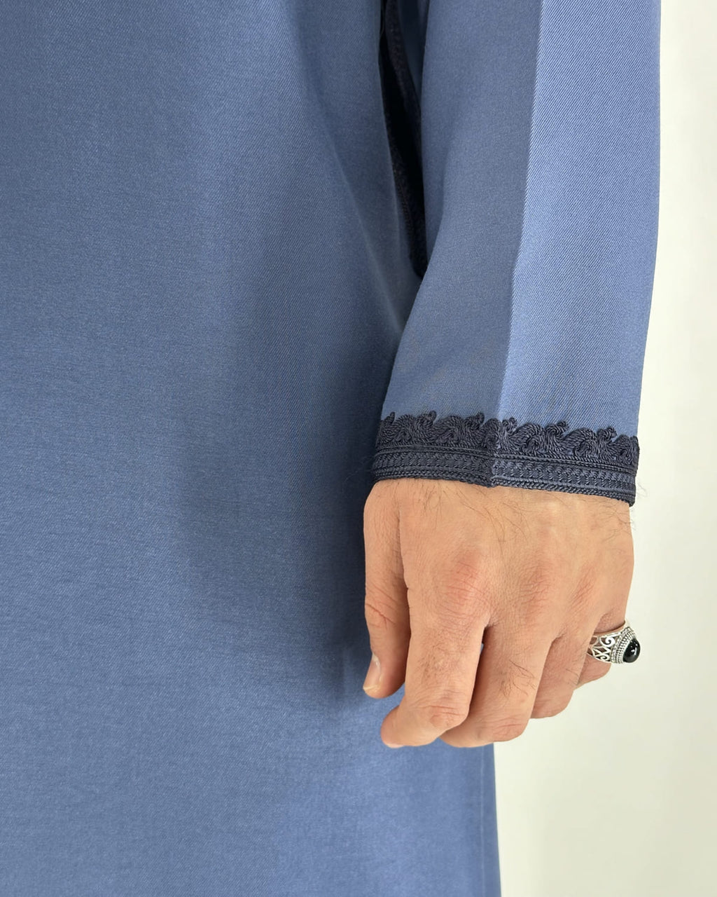 mannequin portant caftan homme matiere gabardine de couleur bleu avec un travail finition faite main vue manche