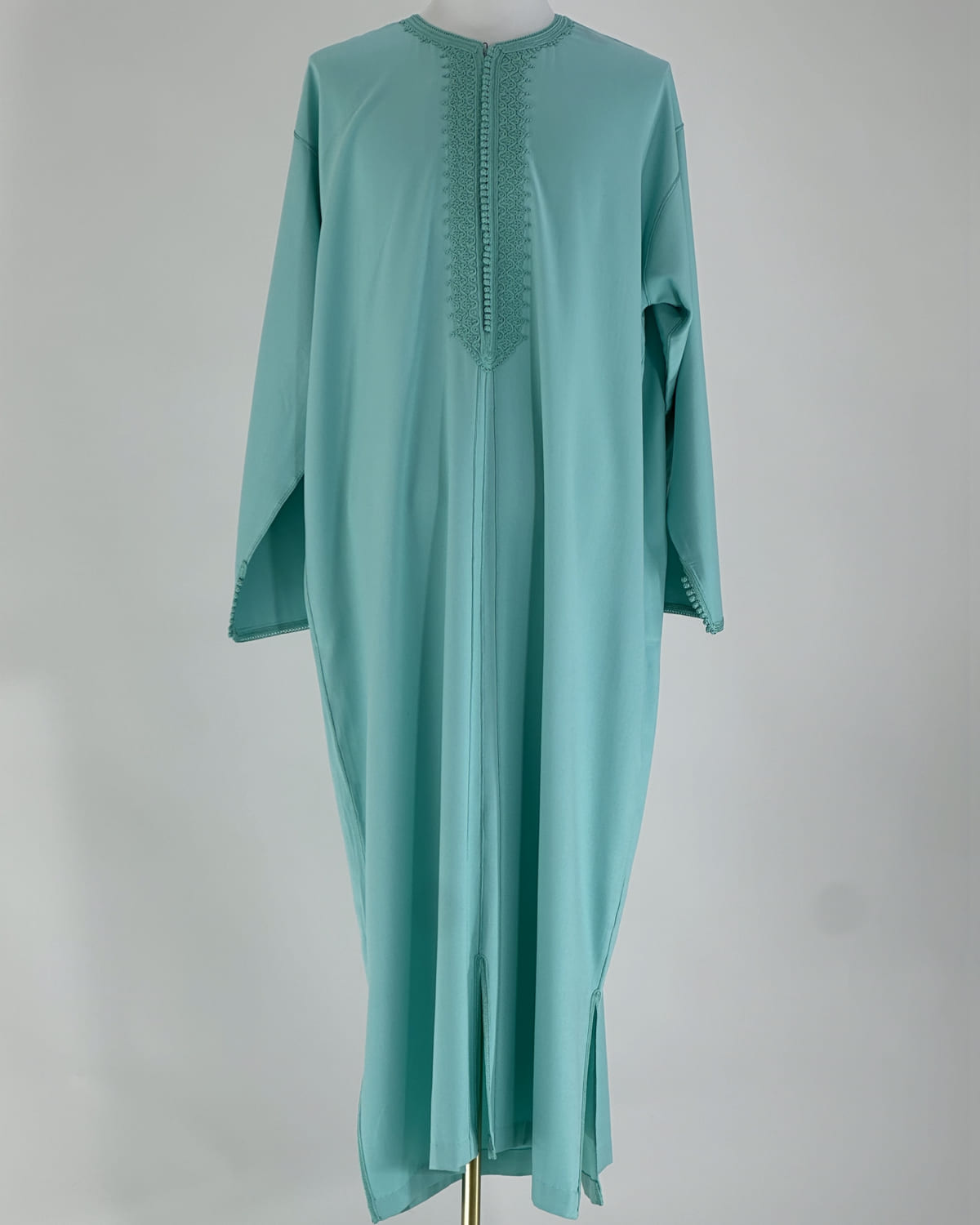 mannequin portant caftan homme matiere gabardine de couleur cyan avec un travail entierement fait main vue entiere