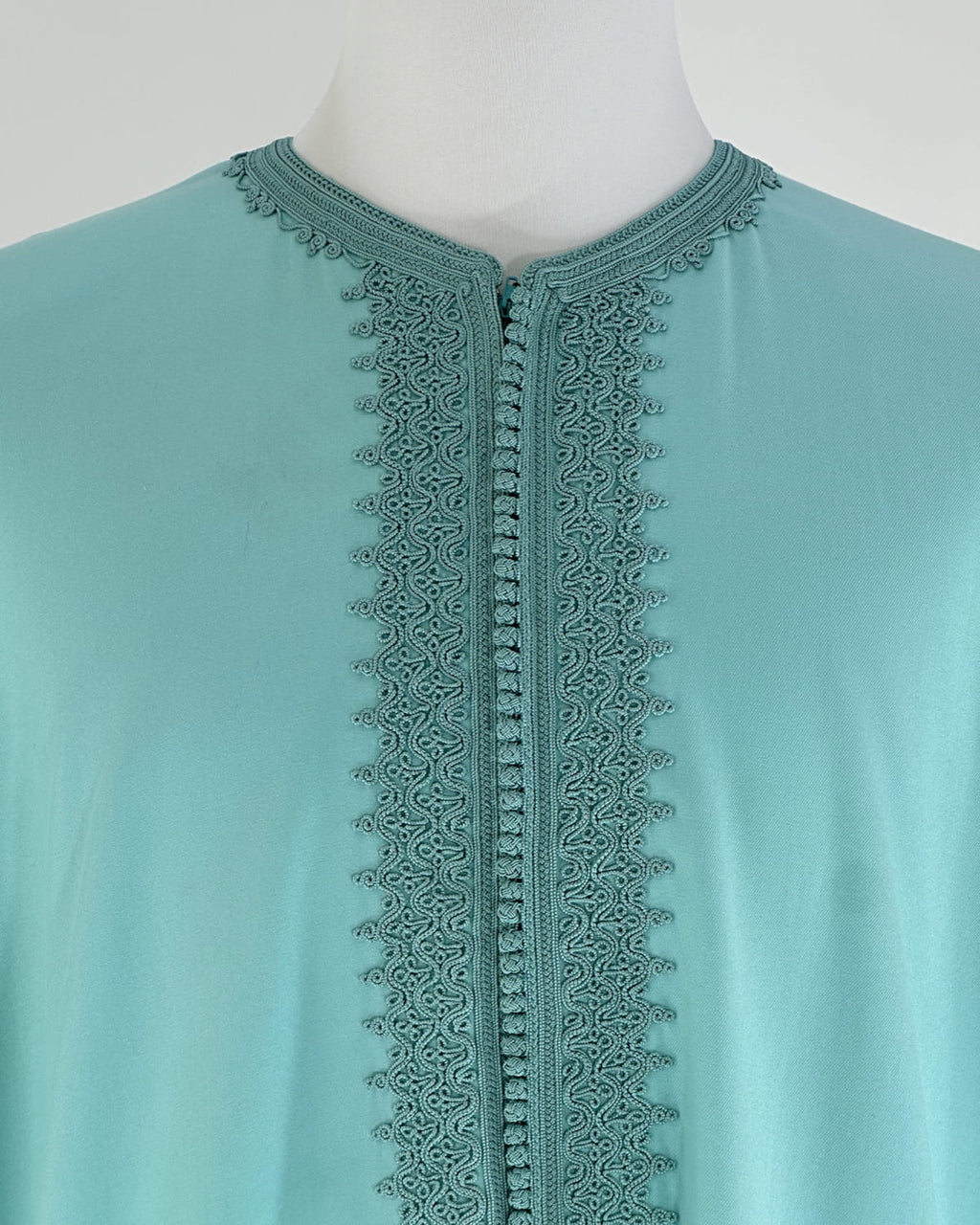 mannequin portant caftan homme matiere gabardine de couleur cyan avec un travail entierement fait main vue motifs