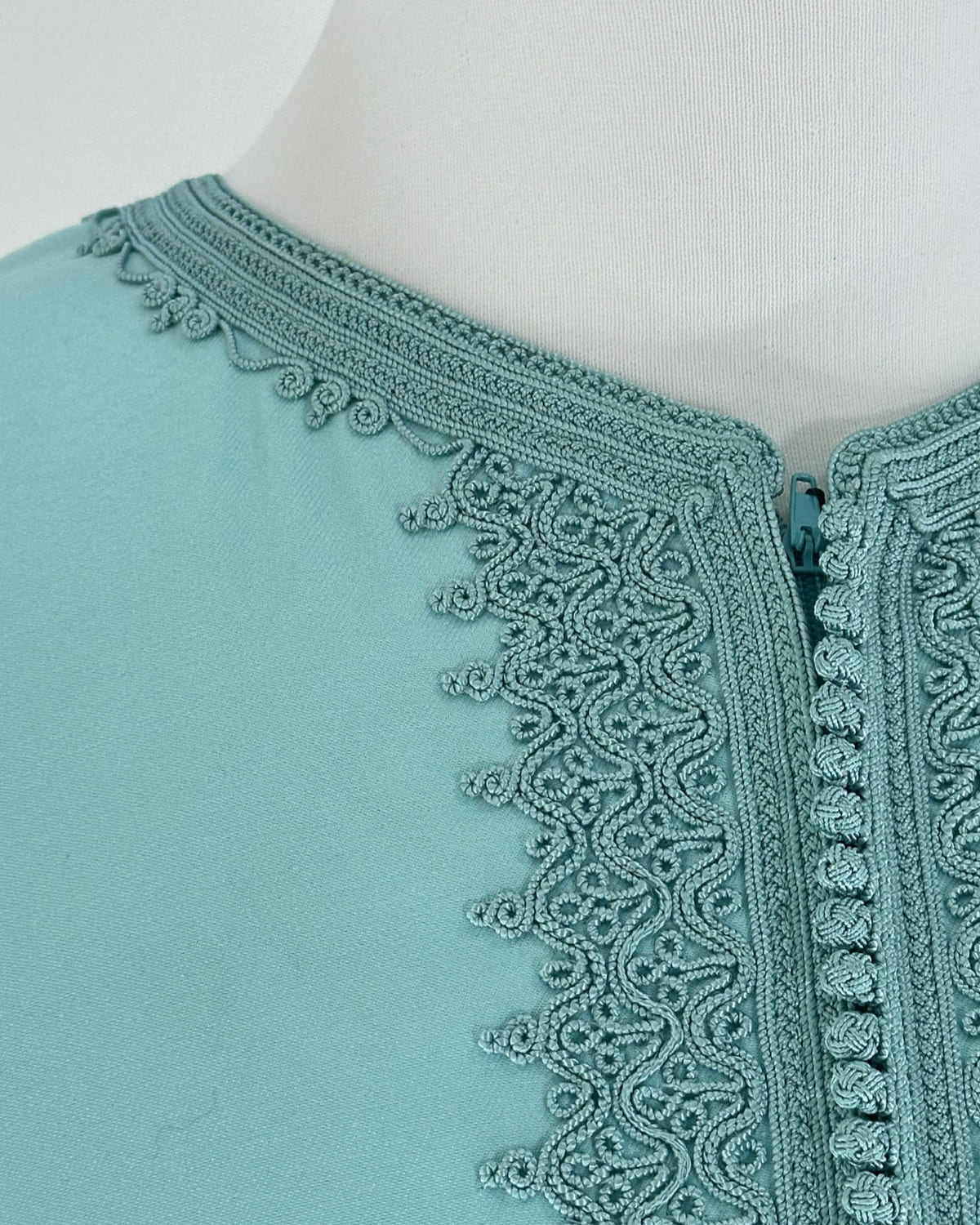 mannequin portant caftan homme matiere gabardine de couleur cyan avec un travail entierement fait main vue details-rapproches