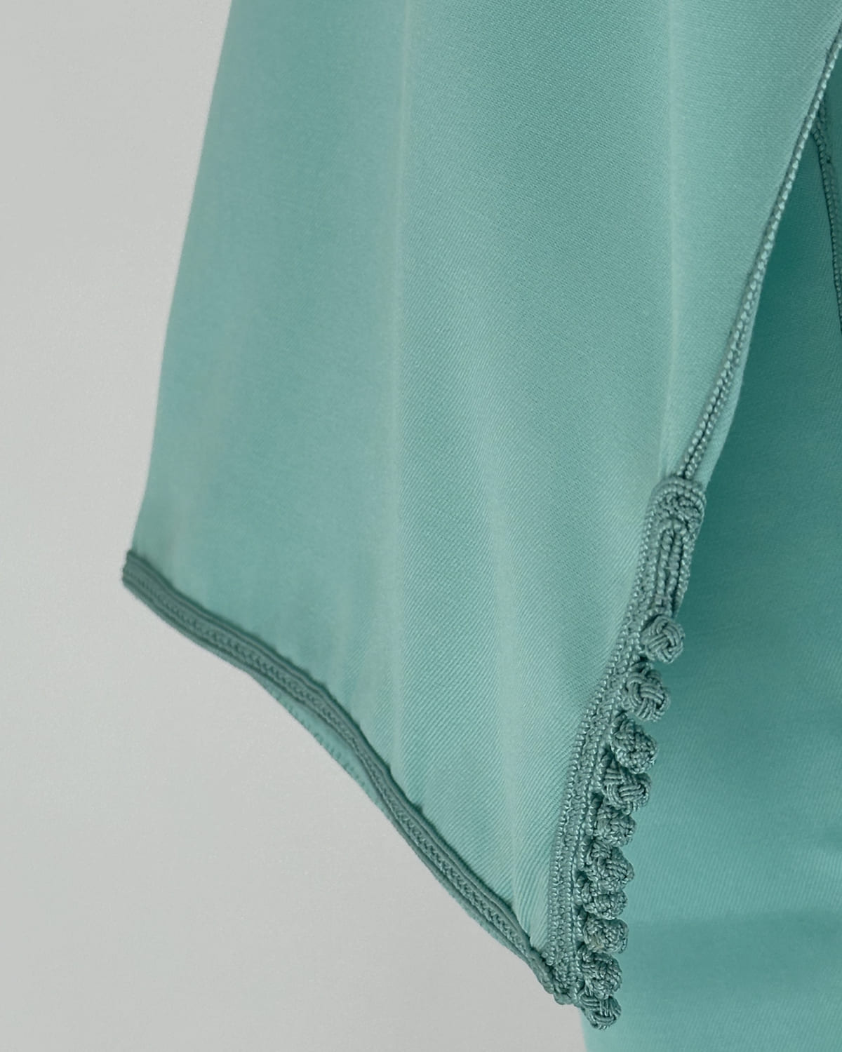 mannequin portant caftan homme matiere gabardine de couleur cyan avec un travail entierement fait main vue manche