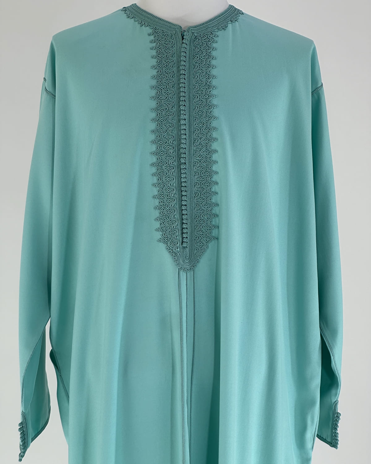 mannequin portant caftan homme matiere gabardine de couleur cyan avec un travail entierement fait main vue face-rapprochee