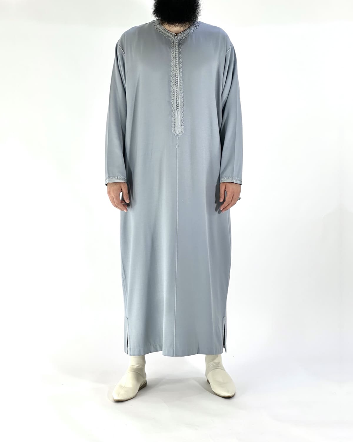 mannequin portant caftan homme matiere gabardine de couleur gris avec un travail finition faite main vue entiere