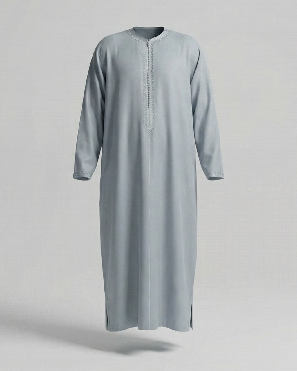 mannequin portant caftan homme matiere gabardine de couleur gris avec un travail finition faite main vue entiere