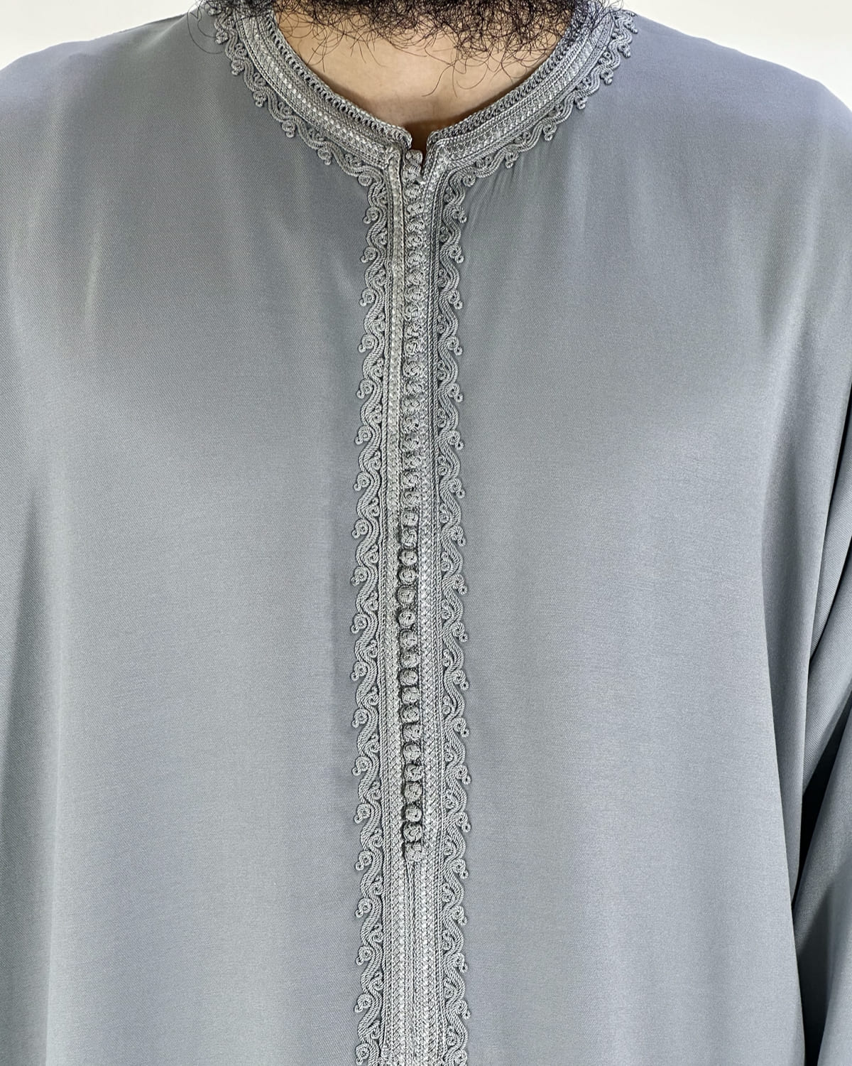 mannequin portant caftan homme matiere gabardine de couleur gris avec un travail finition faite main vue motifs