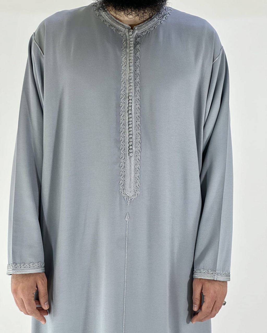 mannequin portant caftan homme matiere gabardine de couleur gris avec un travail finition faite main vue face-rapprochee