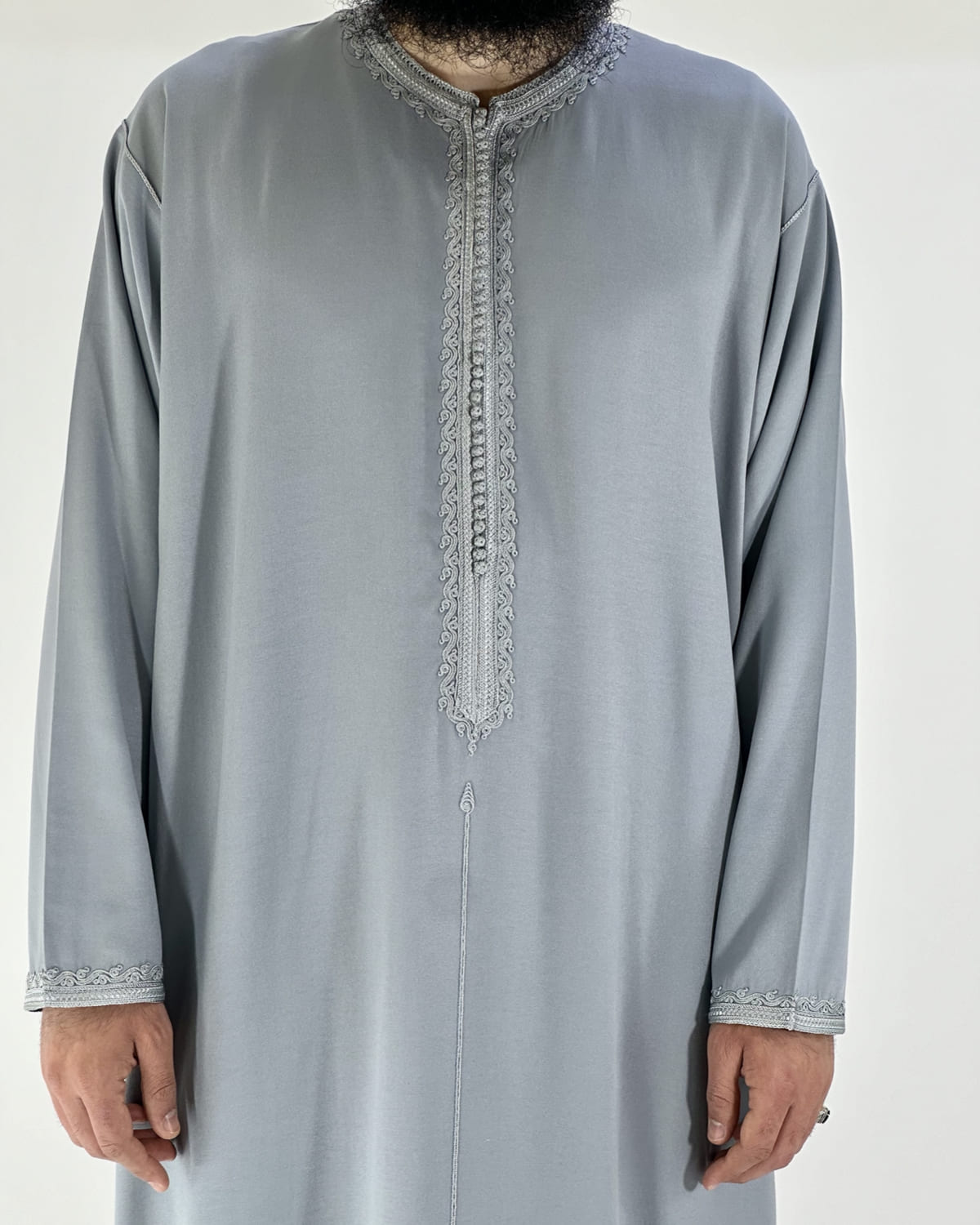 mannequin portant caftan homme matiere gabardine de couleur gris avec un travail finition faite main vue face-rapprochee