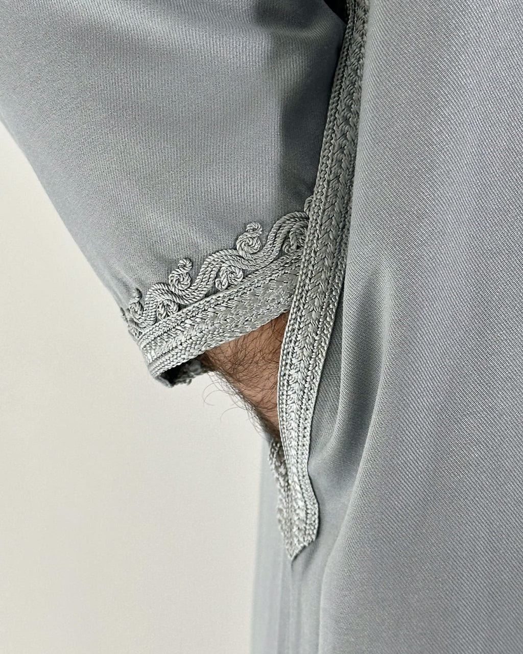 mannequin portant caftan homme matiere gabardine de couleur gris avec un travail finition faite main vue manche