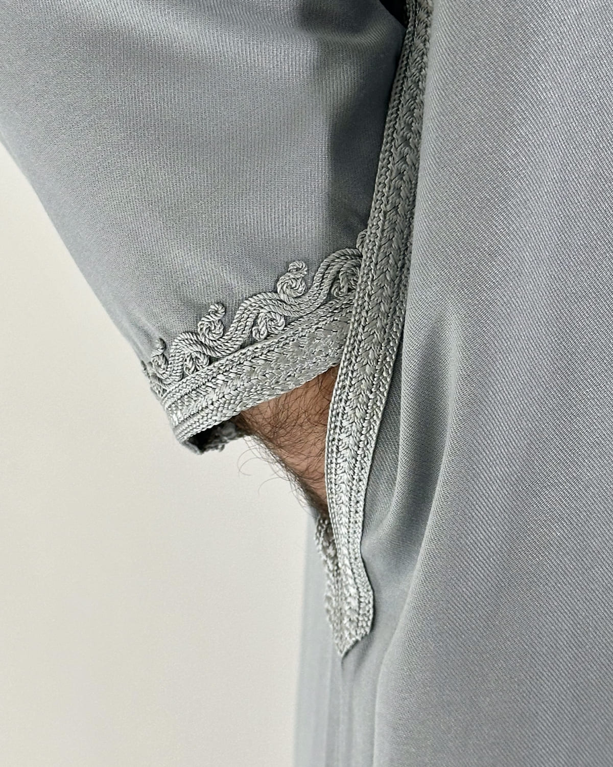 mannequin portant caftan homme matiere gabardine de couleur gris avec un travail finition faite main vue manche