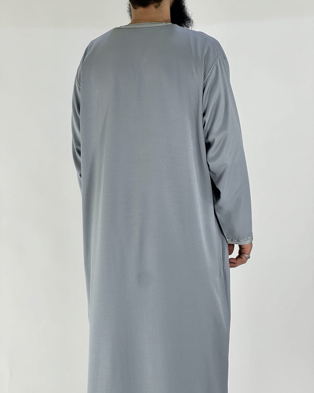 mannequin portant caftan homme matiere gabardine de couleur gris avec un travail finition faite main vue dos