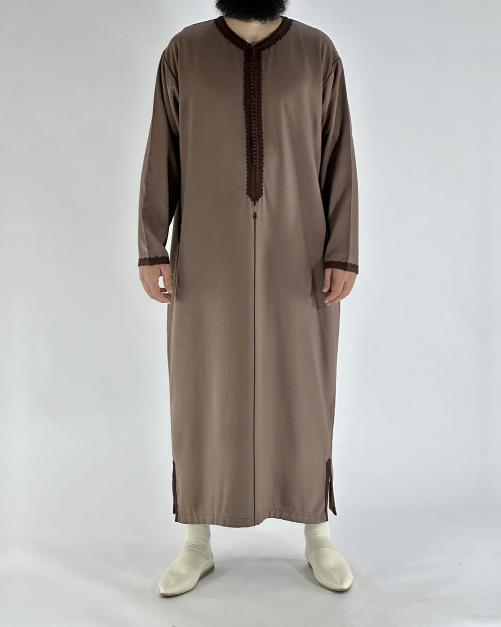 mannequin portant caftan homme matiere gabardine de couleur marron avec un travail finition faite main vue entiere