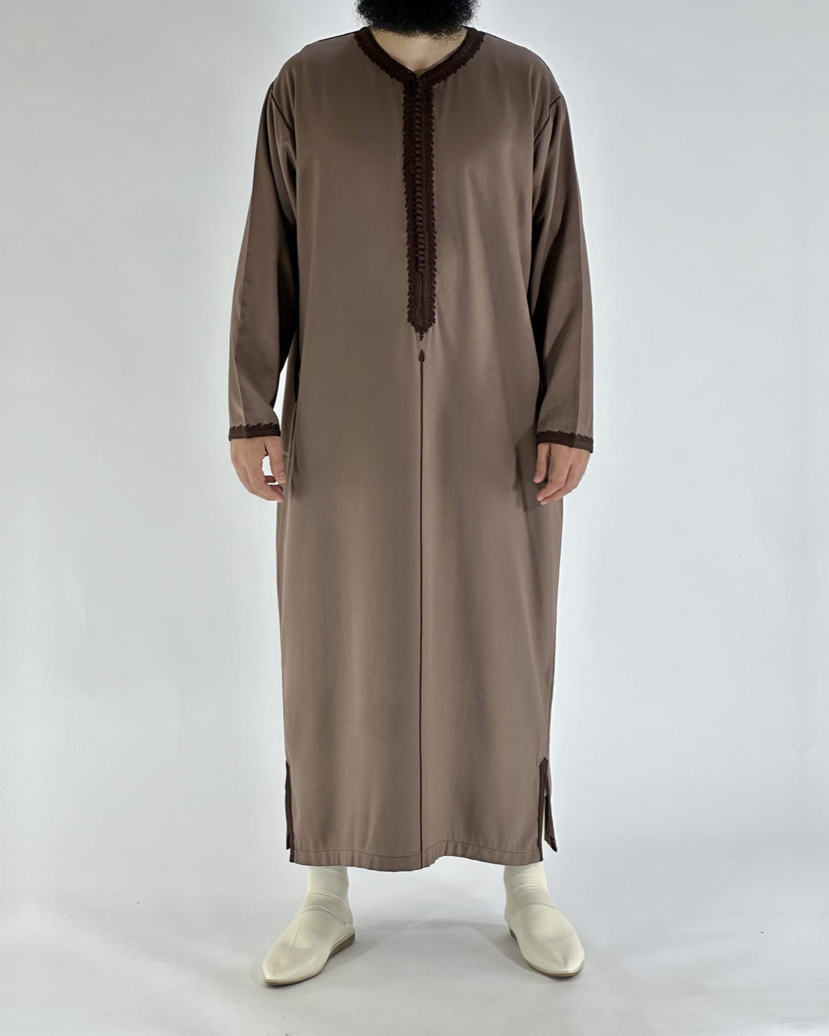 mannequin portant caftan homme matiere gabardine de couleur marron avec un travail finition faite main vue entiere