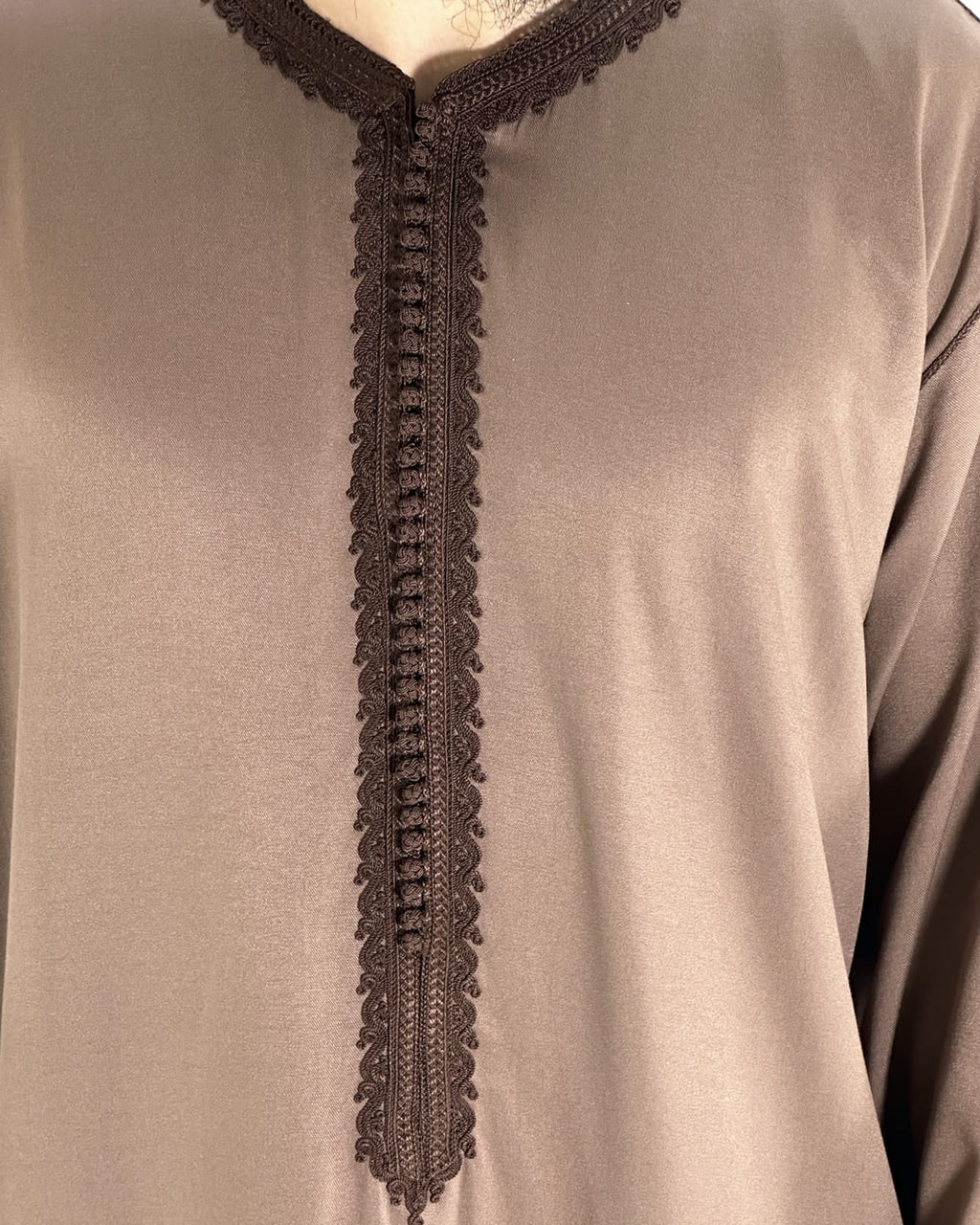 mannequin portant caftan homme matiere gabardine de couleur marron avec un travail finition faite main vue motifs