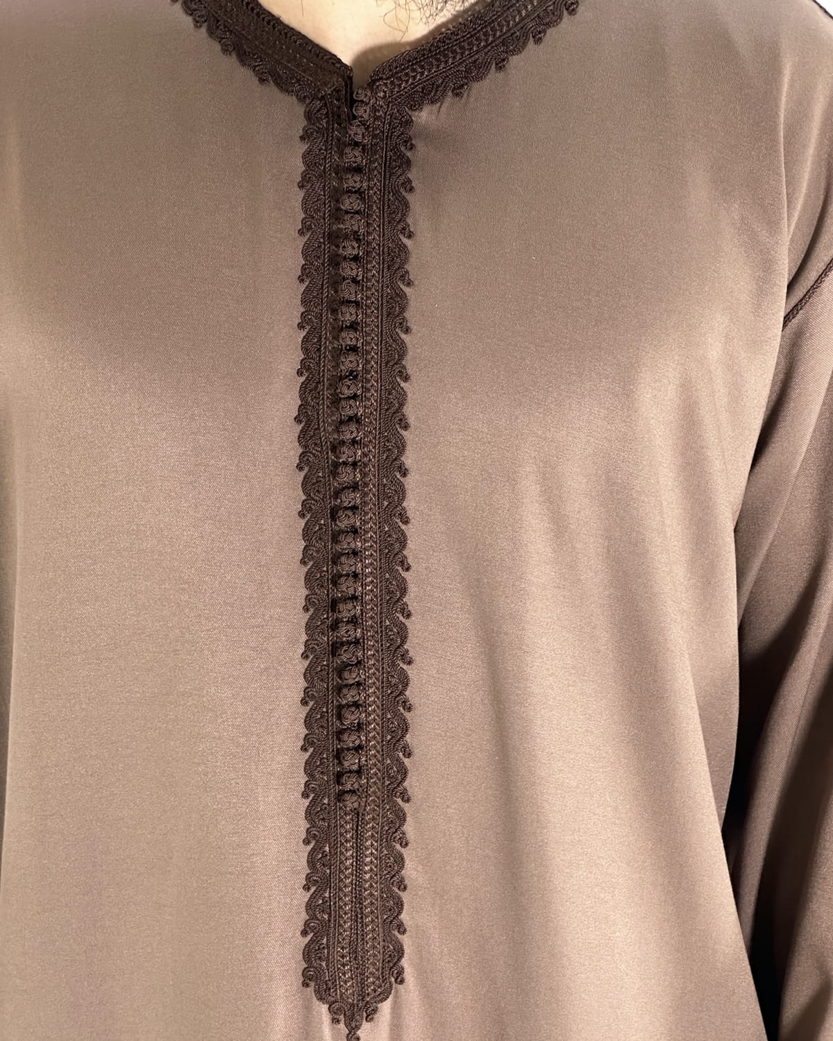 mannequin portant caftan homme matiere gabardine de couleur marron avec un travail finition faite main vue motifs