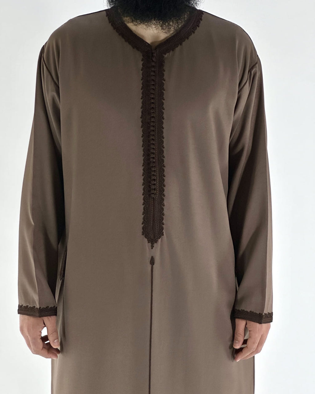 mannequin portant caftan homme matiere gabardine de couleur marron avec un travail finition faite main vue face-rapprochee