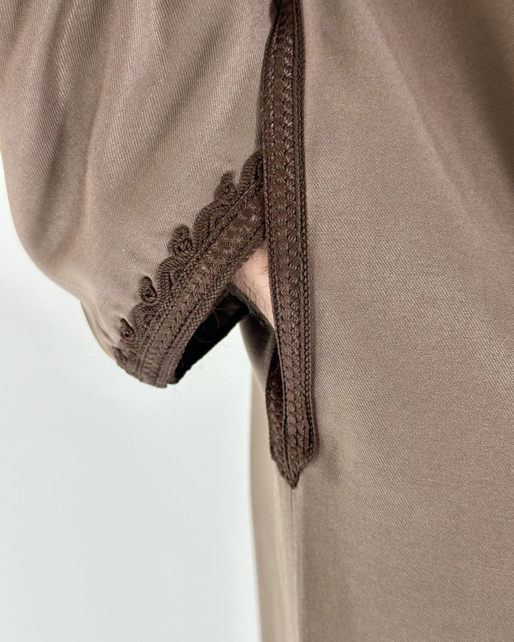 mannequin portant caftan homme matiere gabardine de couleur marron avec un travail finition faite main vue manche