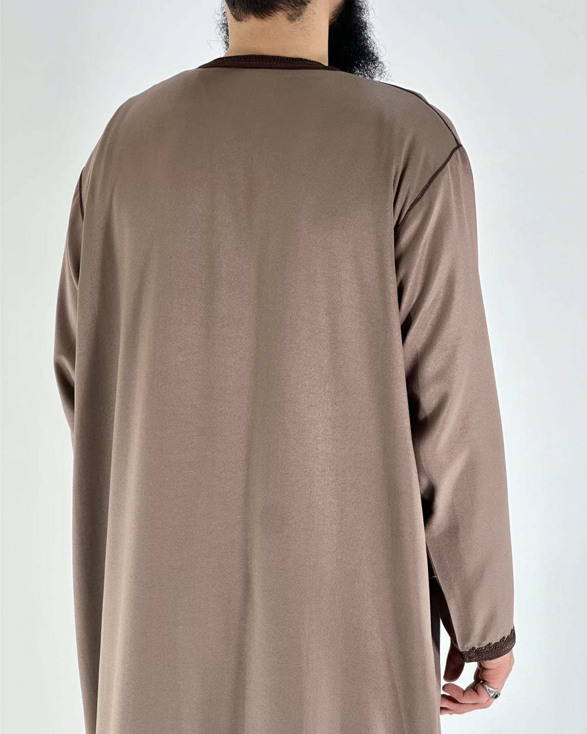mannequin portant caftan homme matiere gabardine de couleur marron avec un travail finition faite main vue dos