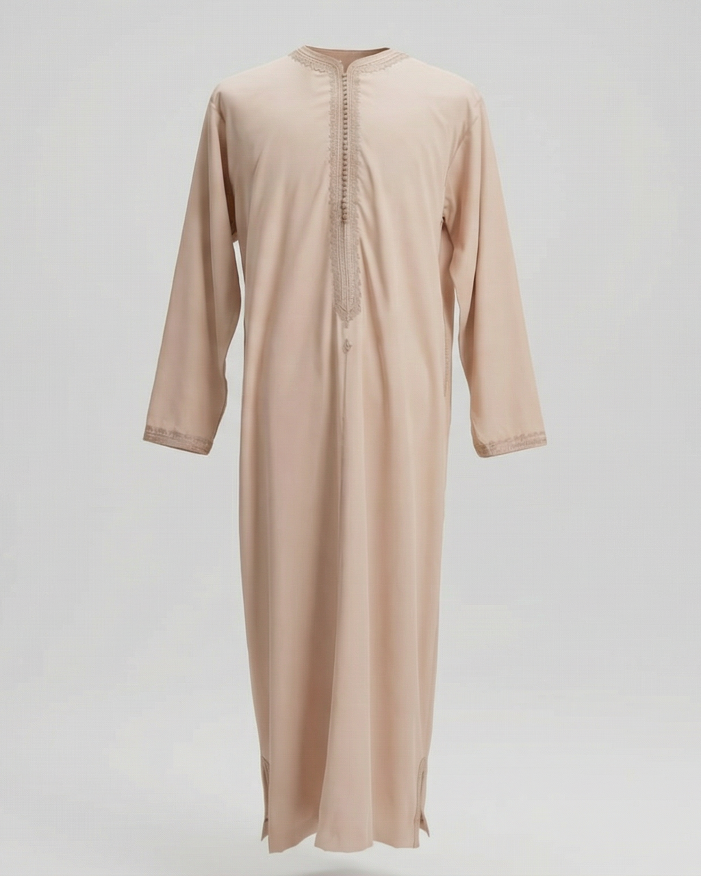 mannequin portant caftan homme matiere gabardine de couleur rose-poudre avec un travail finition faite main vue entiere
