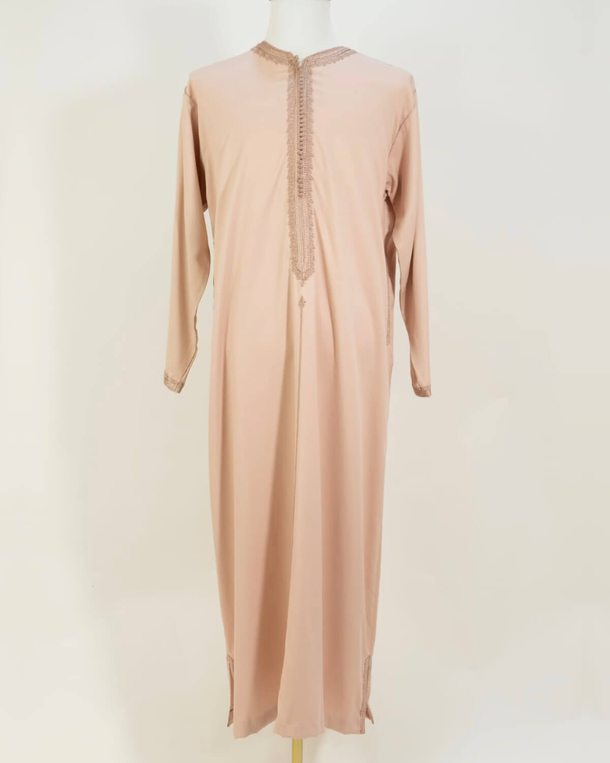 mannequin portant caftan homme matiere gabardine de couleur rose-poudre avec un travail finition faite main vue entiere