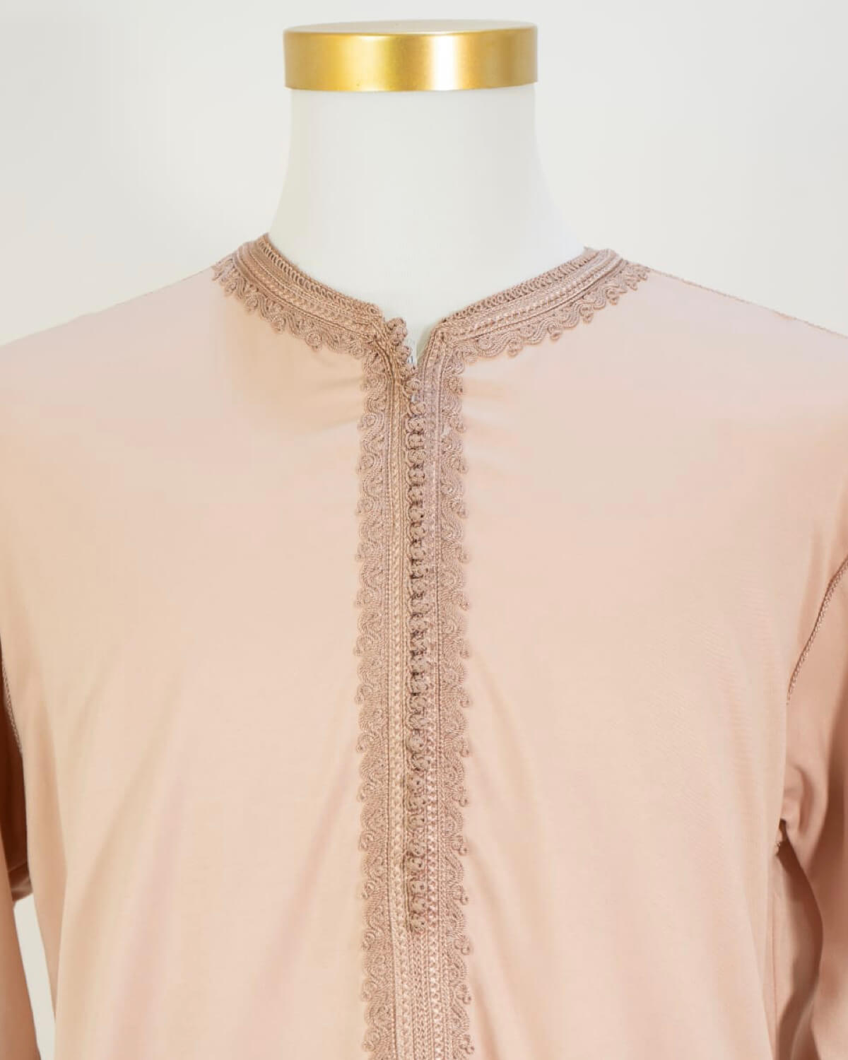 mannequin portant caftan homme matiere gabardine de couleur rose-poudre avec un travail finition faite main vue face-rapprochee