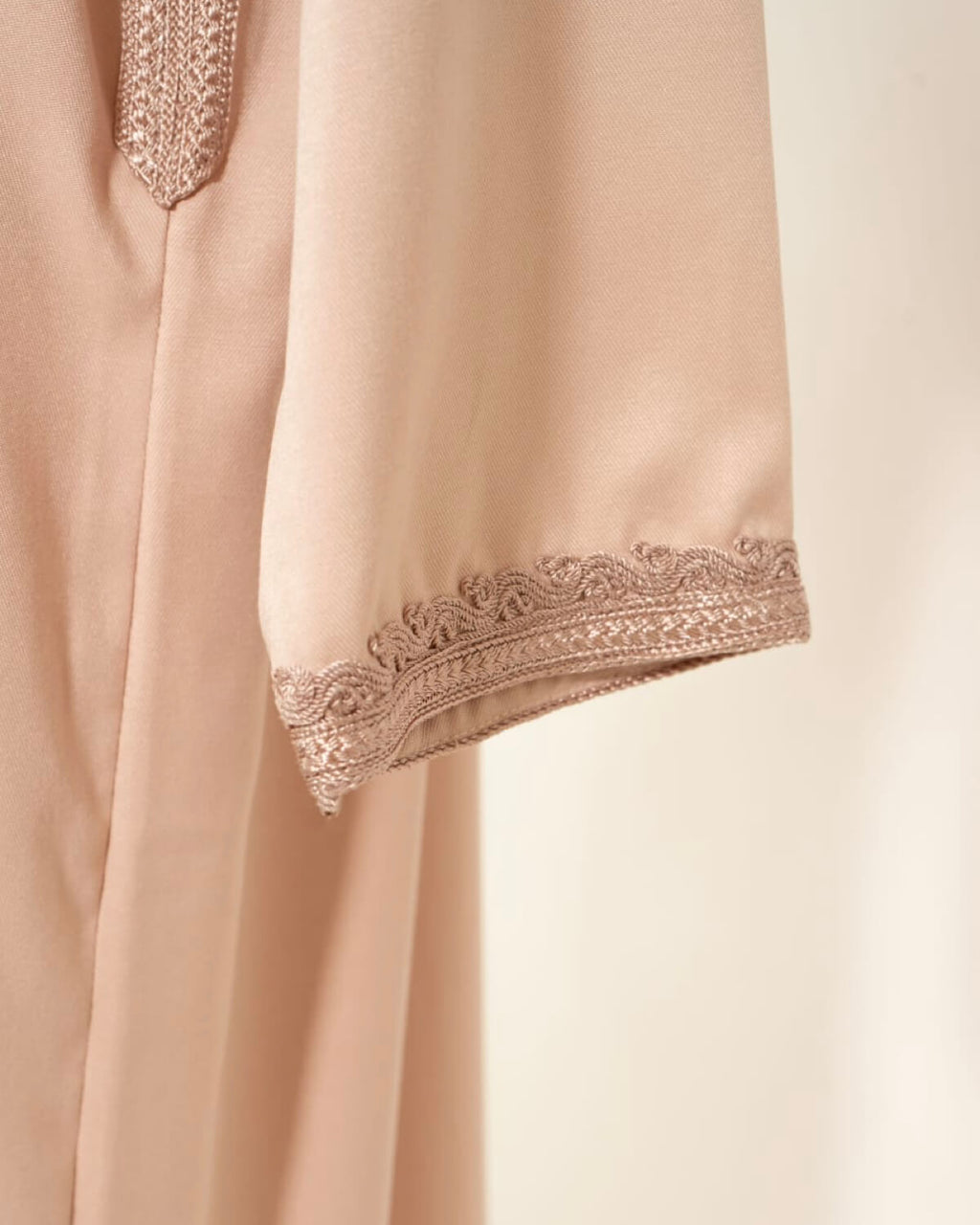 mannequin portant caftan homme matiere gabardine de couleur rose-poudre avec un travail finition faite main vue manche