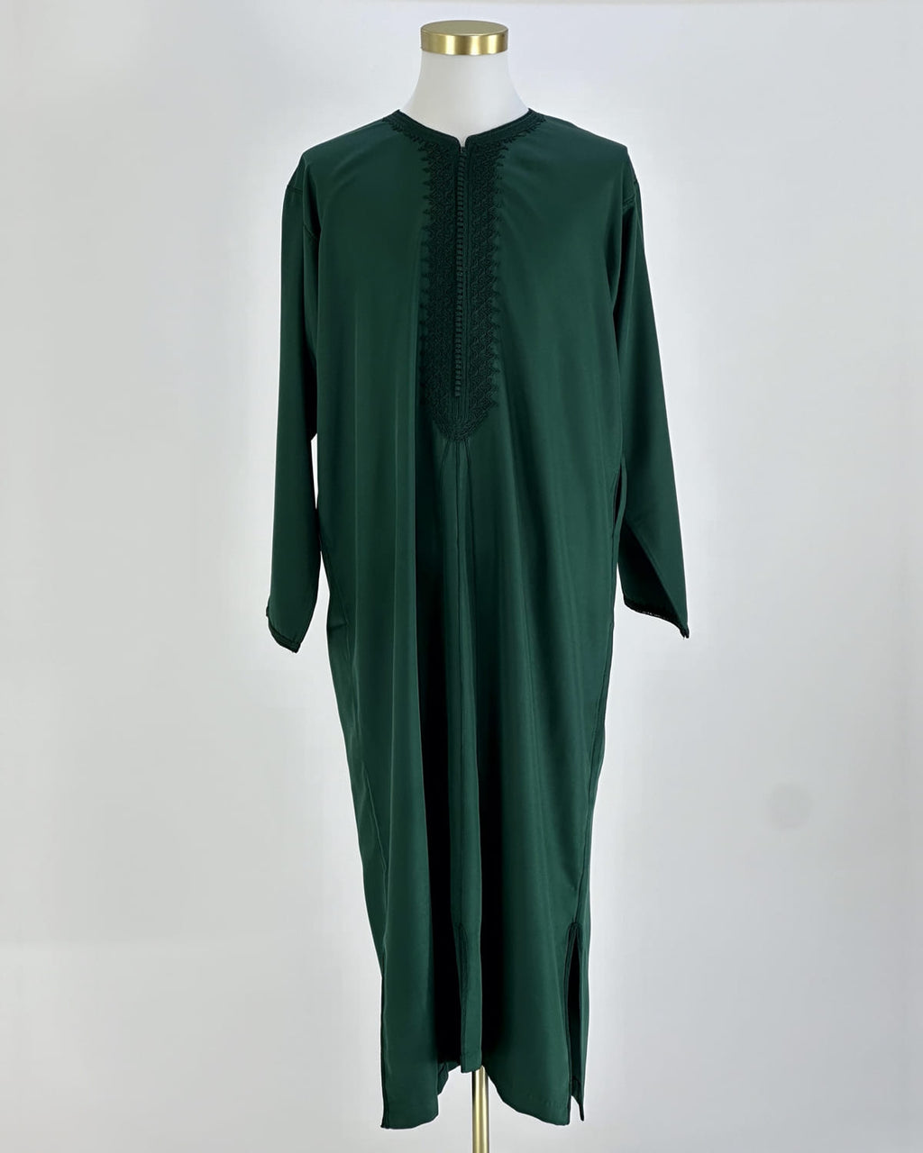 mannequin portant caftan homme matiere gabardine de couleur vert avec un travail entierement fait main vue entiere