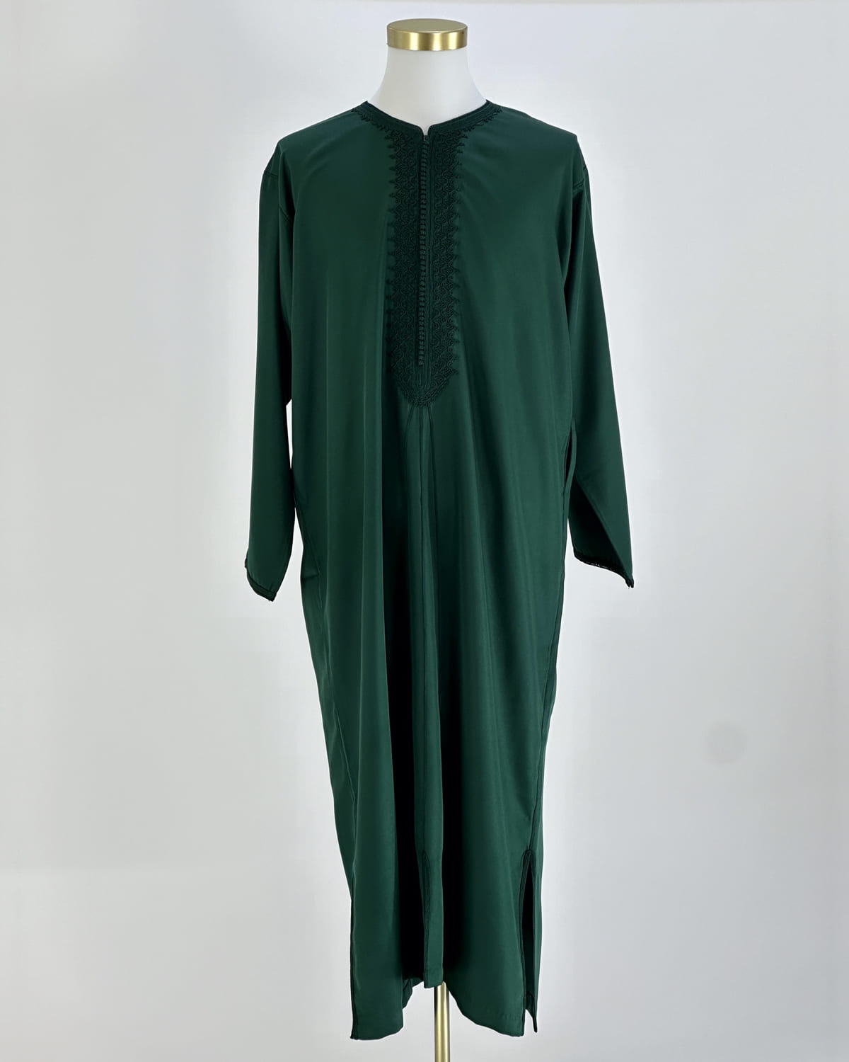 mannequin portant caftan homme matiere gabardine de couleur vert avec un travail entierement fait main vue entiere