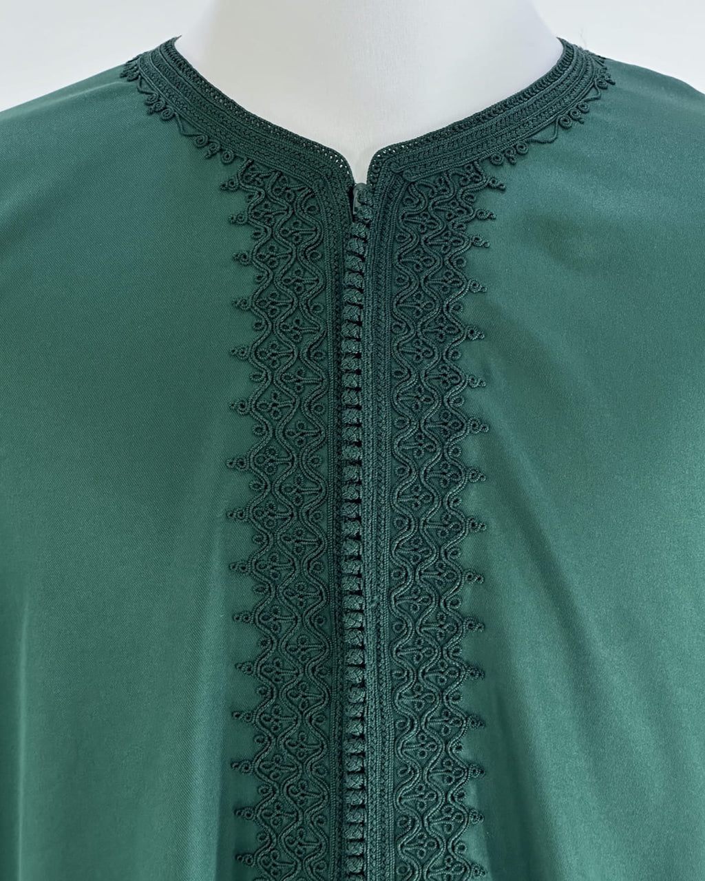 mannequin portant caftan homme matiere gabardine de couleur vert avec un travail entierement fait main vue motifs