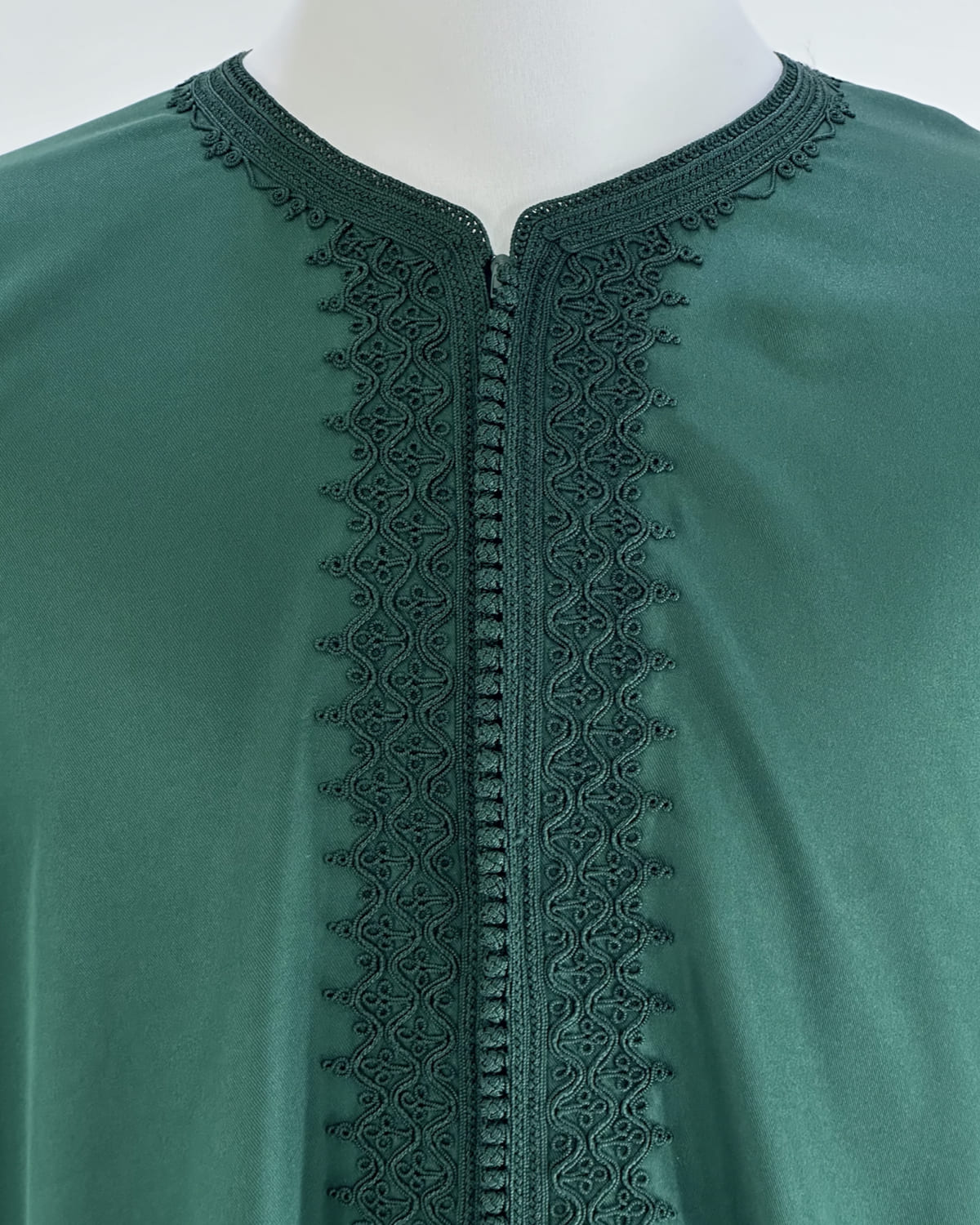 mannequin portant caftan homme matiere gabardine de couleur vert avec un travail entierement fait main vue motifs