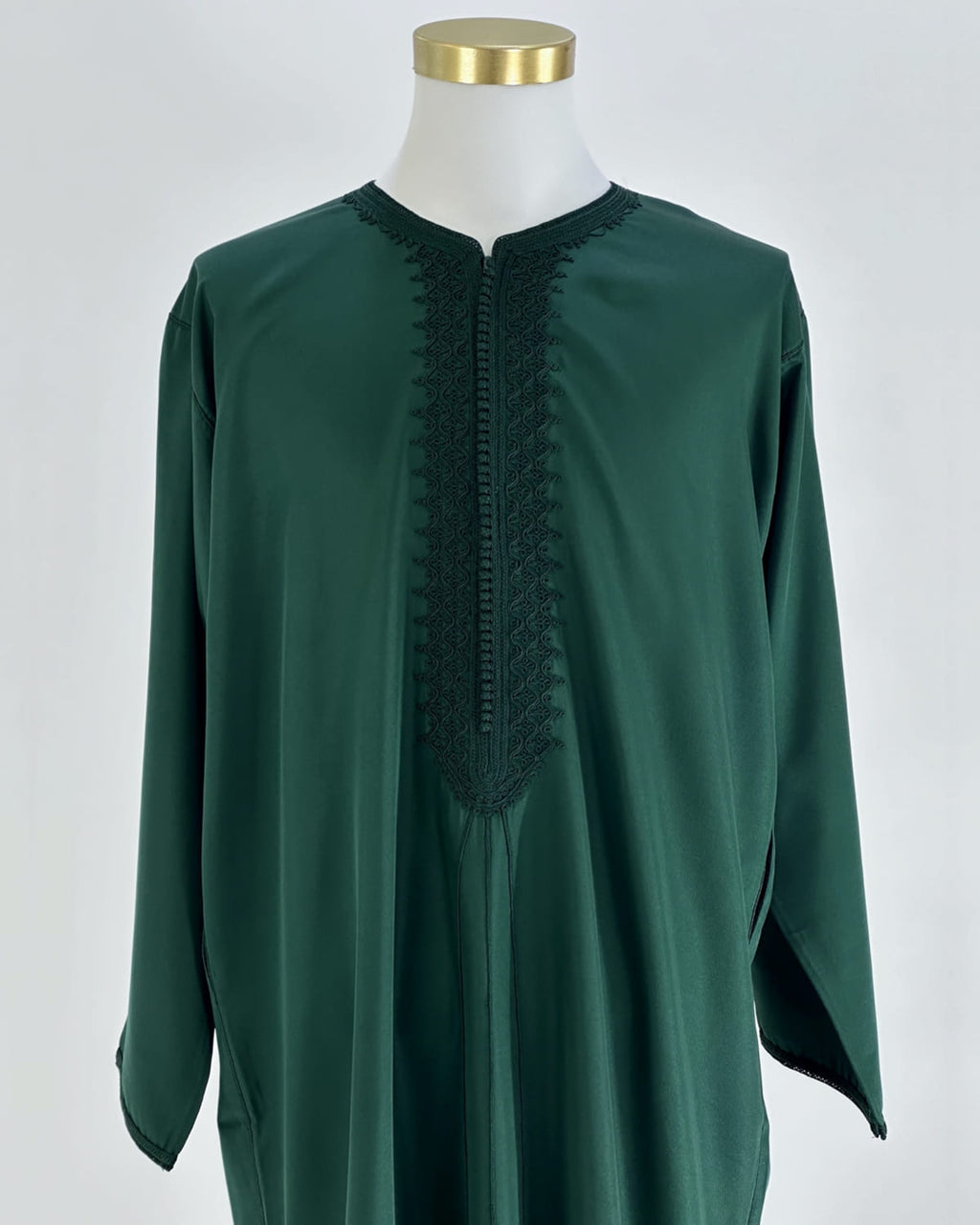 mannequin portant caftan homme matiere gabardine de couleur vert avec un travail entierement fait main vue face-rapprochee