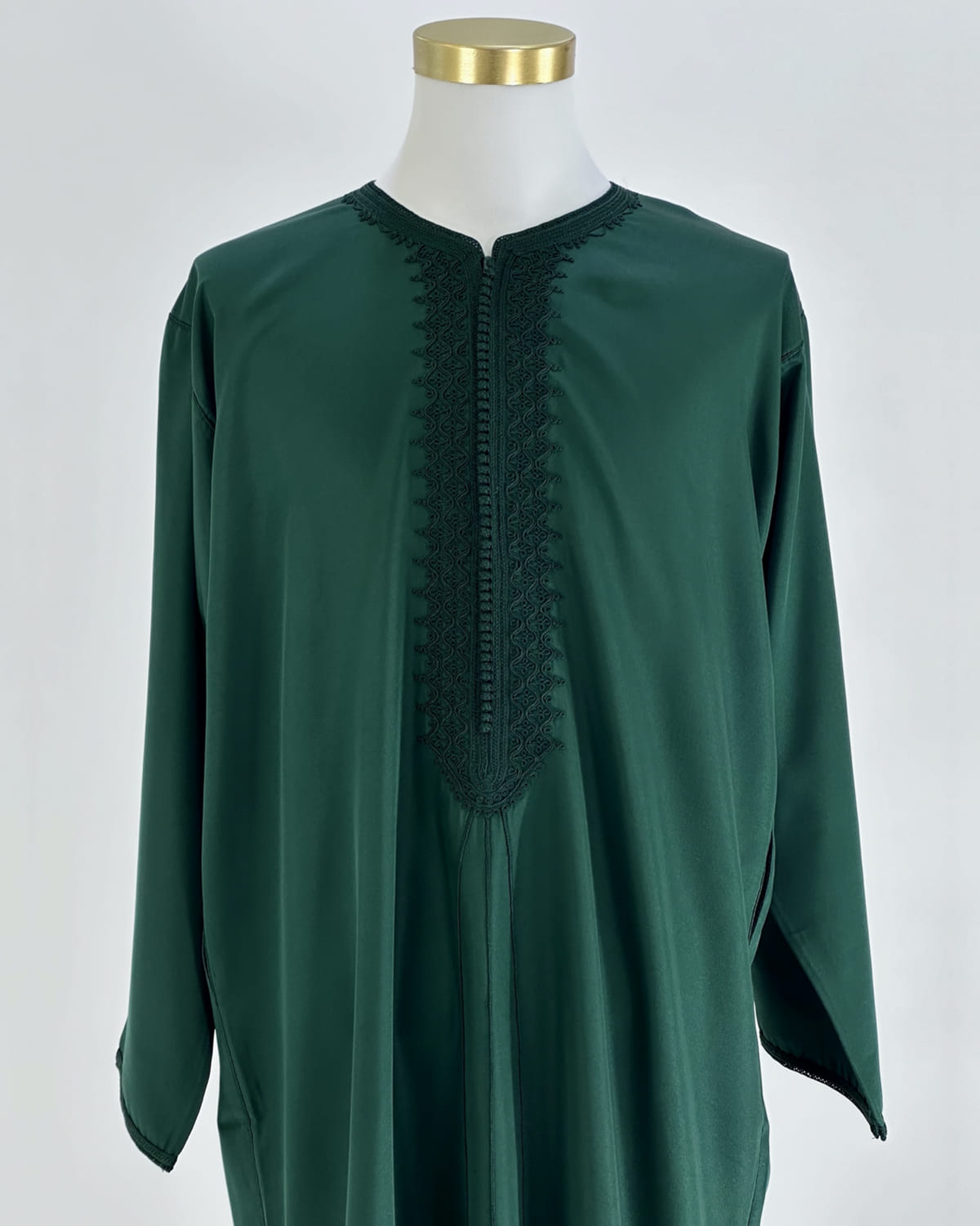 mannequin portant caftan homme matiere gabardine de couleur vert avec un travail entierement fait main vue face-rapprochee