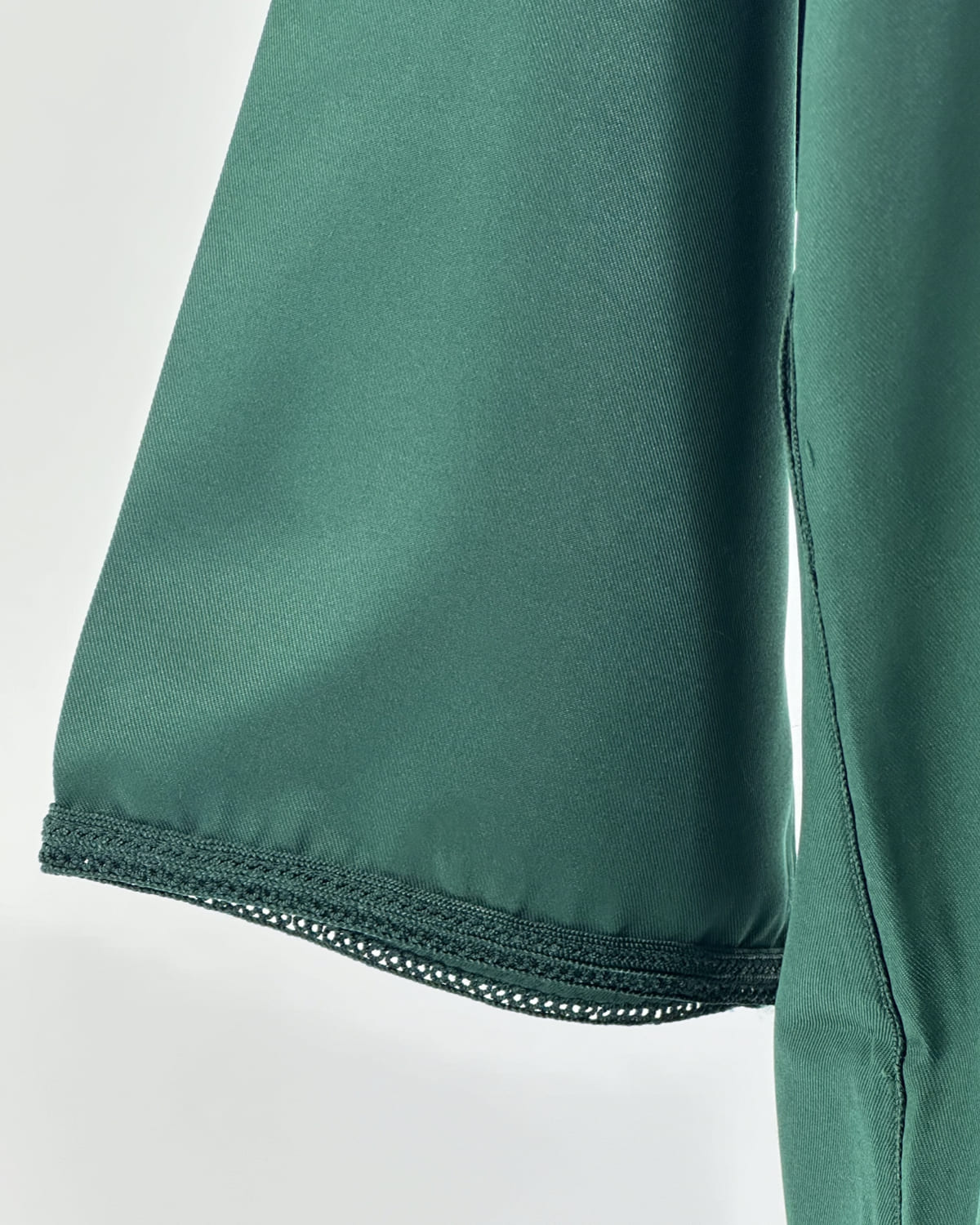 mannequin portant caftan homme matiere gabardine de couleur vert avec un travail entierement fait main vue manche