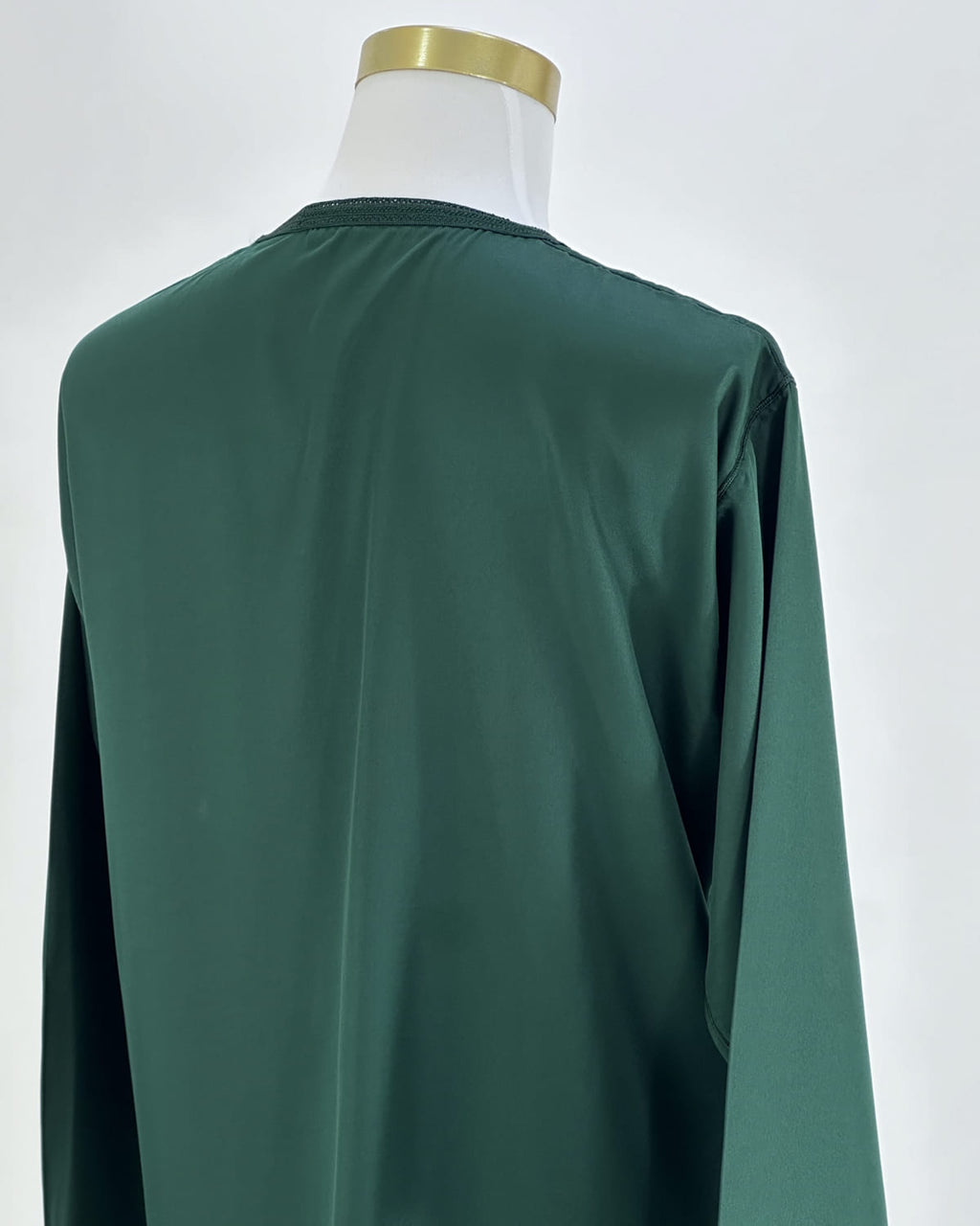 mannequin portant caftan homme matiere gabardine de couleur vert avec un travail entierement fait main vue dos