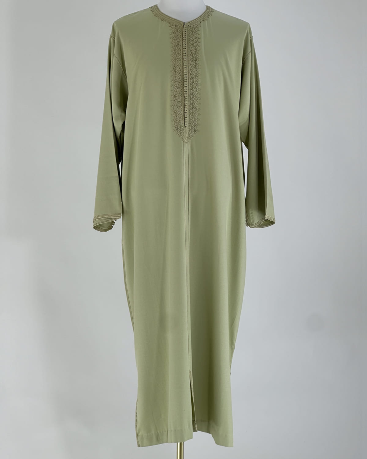 mannequin portant caftan homme matiere gabardine de couleur vert-pastel avec un travail entierement fait main vue entiere