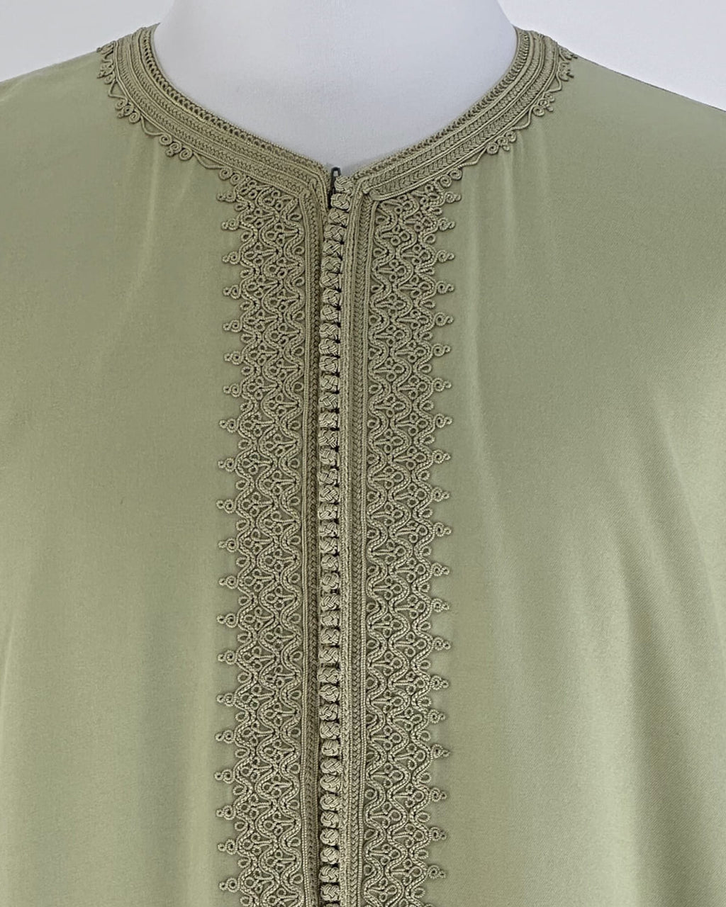 mannequin portant caftan homme matiere gabardine de couleur vert-pastel avec un travail entierement fait main vue motifs